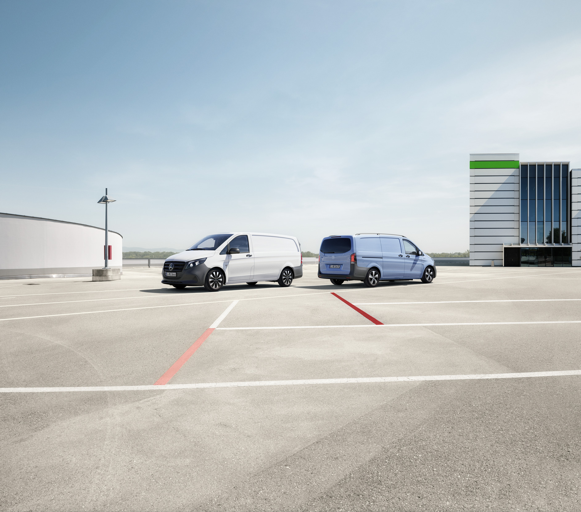 eVito et Vito | Mercedes-Benz Les Mercedes-Benz Vito fourgon et eVito fourgon se trouvent sur le toit d'un parking.