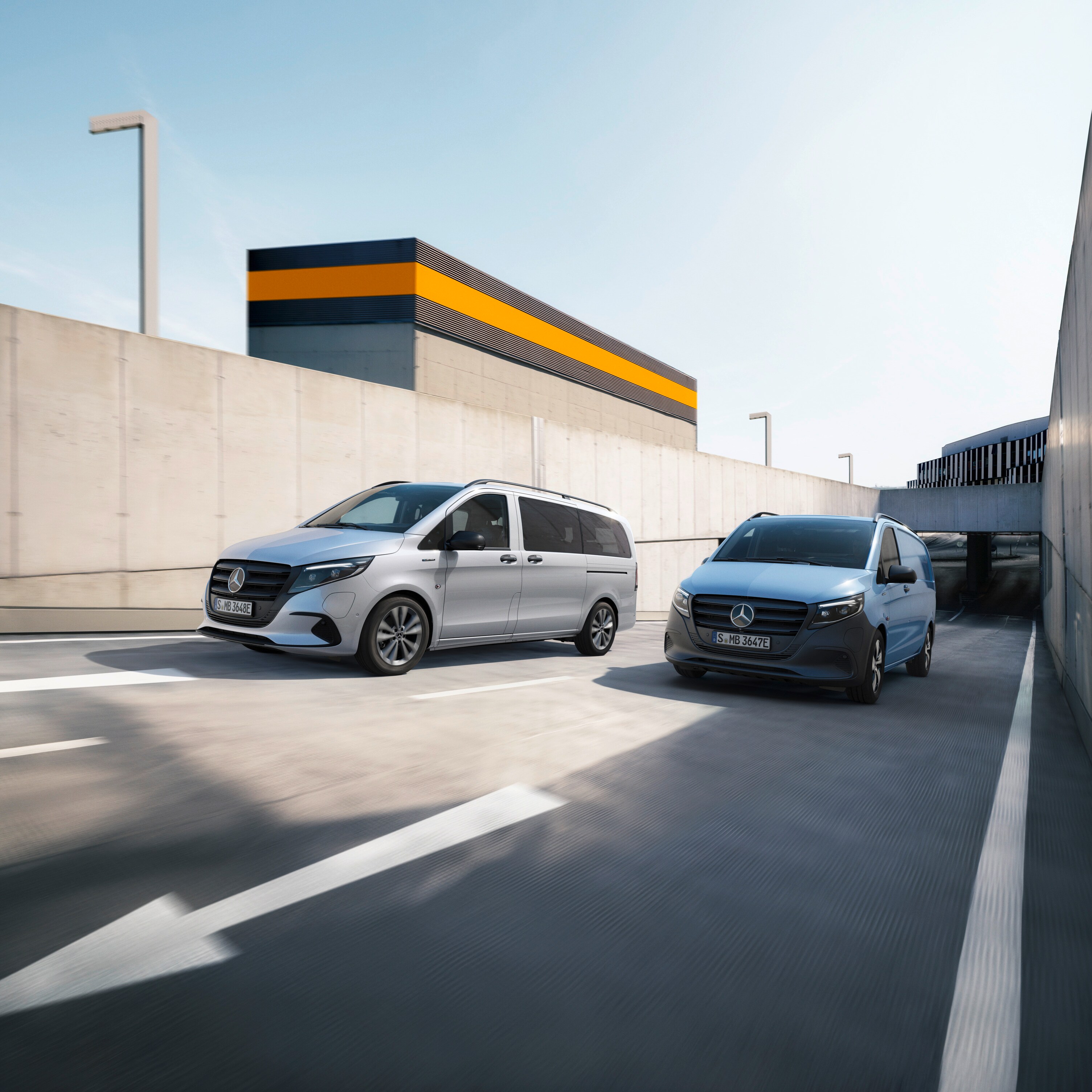 Mercedes-Benz eVito Tourer et eVito fourgon sur la route.