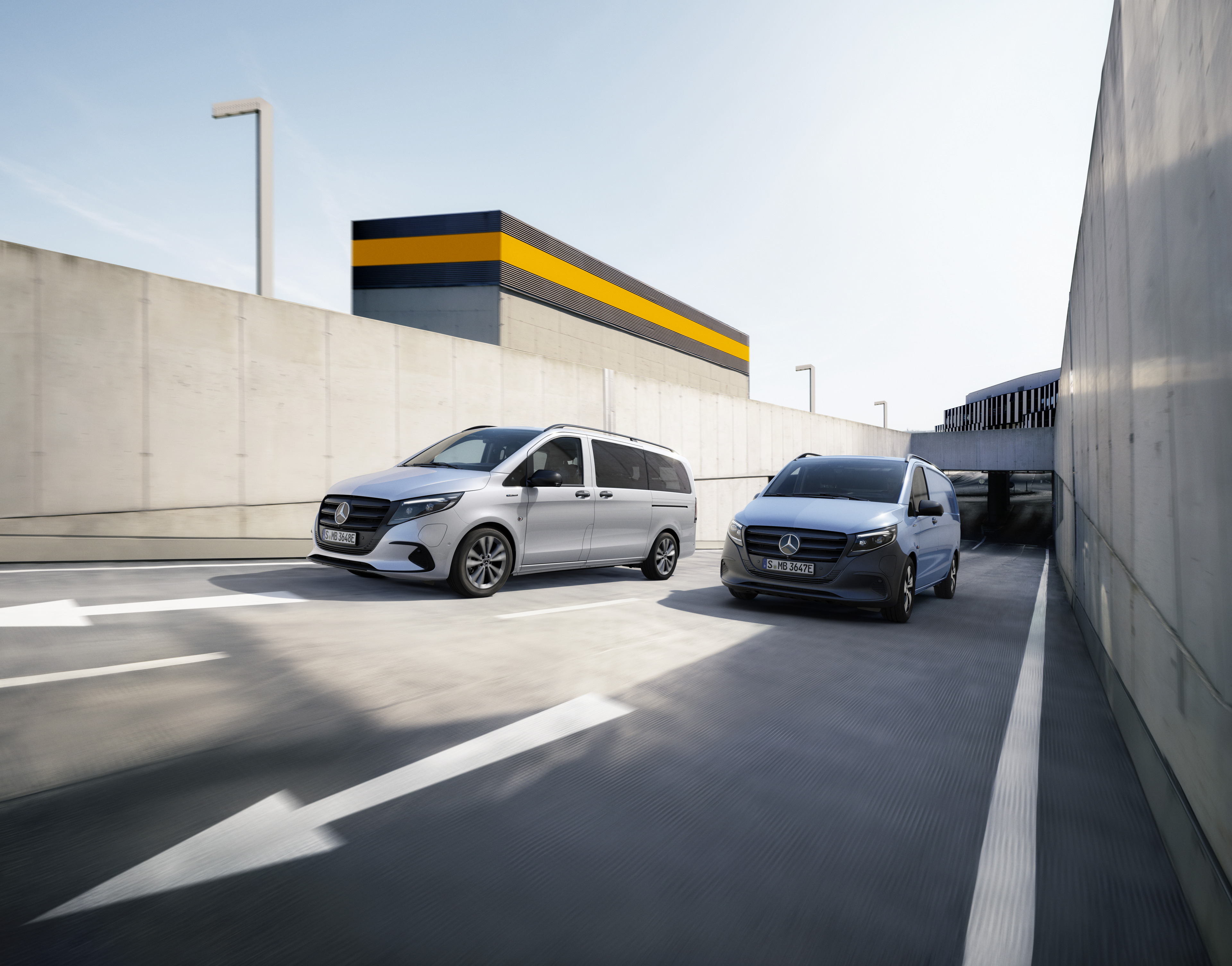 eVito Tourer et eVito fourgon | Mercedes-Benz Mercedes-Benz eVito Tourer et eVito fourgon sur la route.