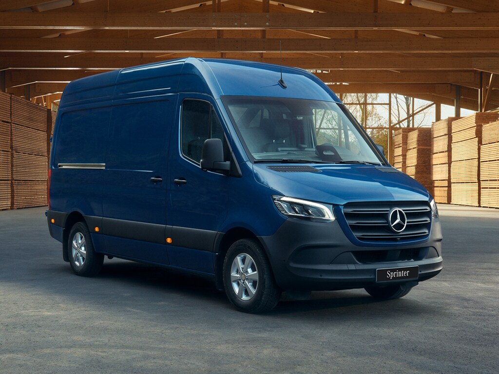 Fourgon Mercedes-Benz Sprinter bleu dans un entrepôt en bois.