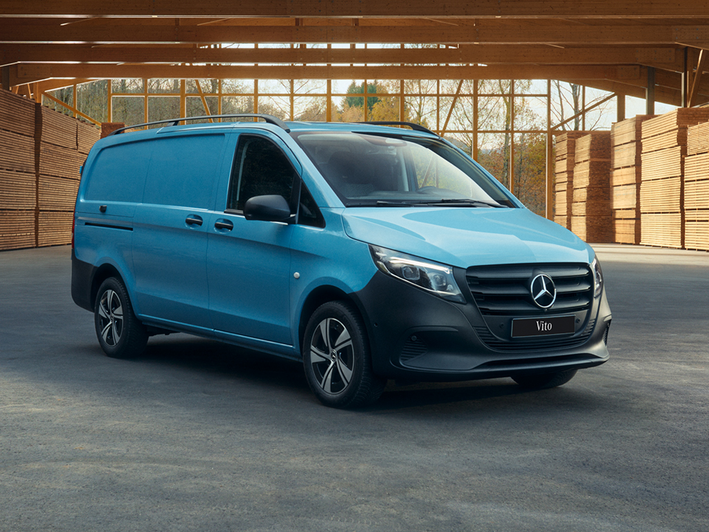 Fourgon Mercedes-Benz Vito Fourgon Mercedes-Benz Vito bleu dans un entrepôt en bois.