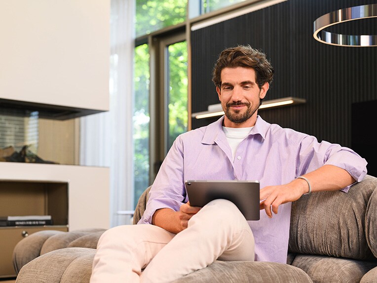 Une personne assise utilisant un appareil mobile.​