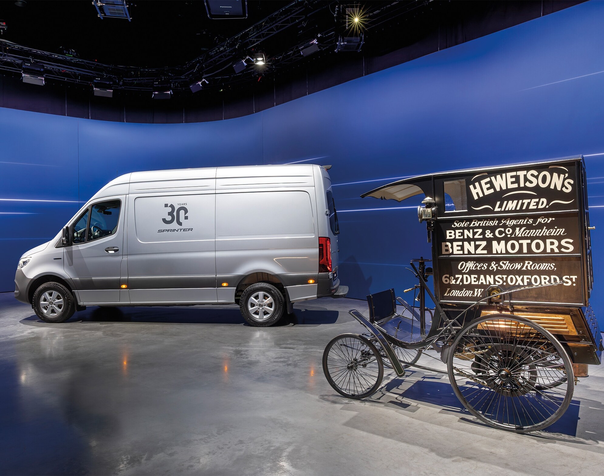 Un utilitaire léger Mercedes-Benz Sprinter et un véhicule de livraison Benz d'époque exposés dans un show-room moderne