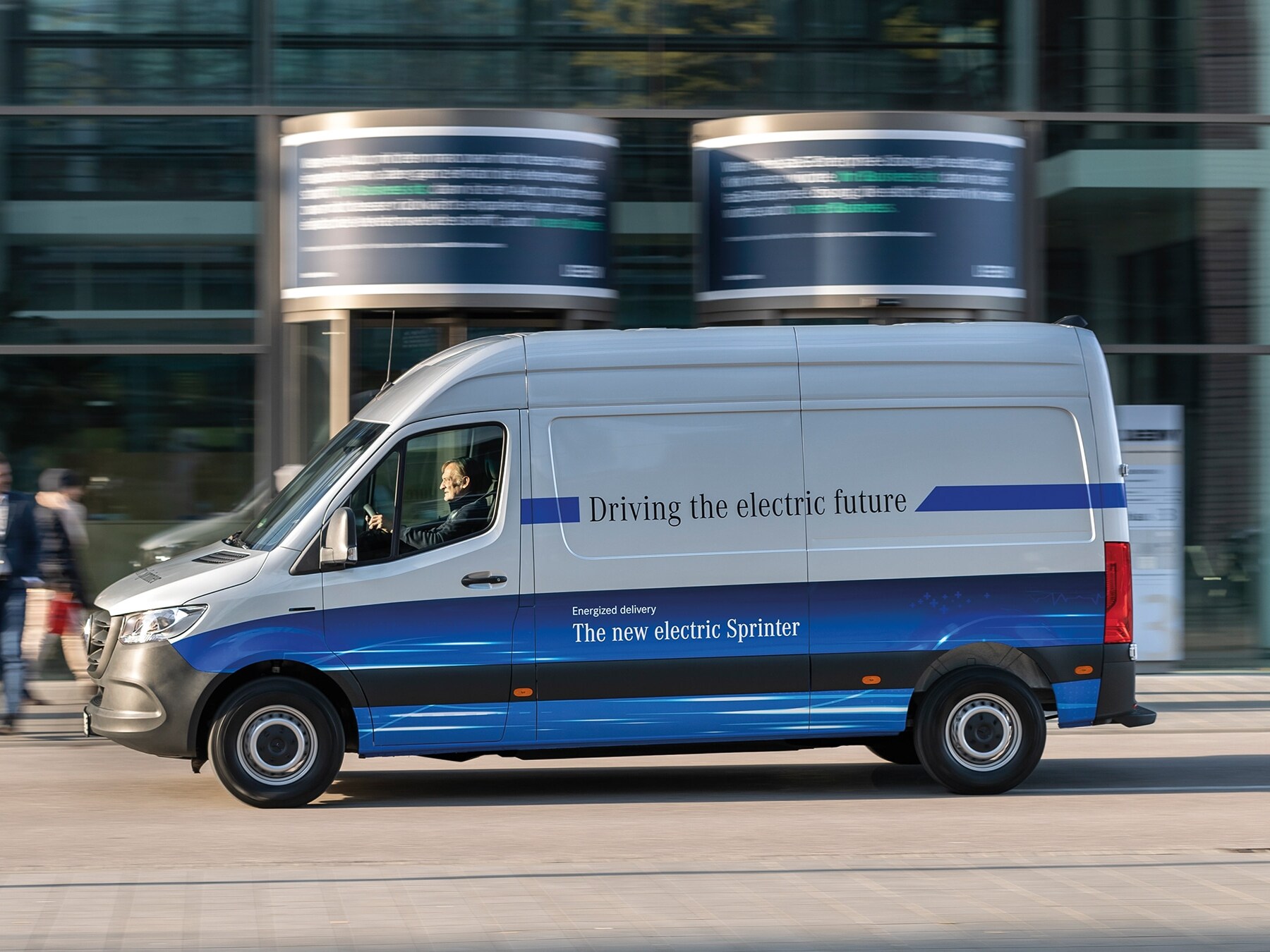 Un fourgon de livraison Mercedes-Benz eSprinter circulant dans les rues d'une ville moderne