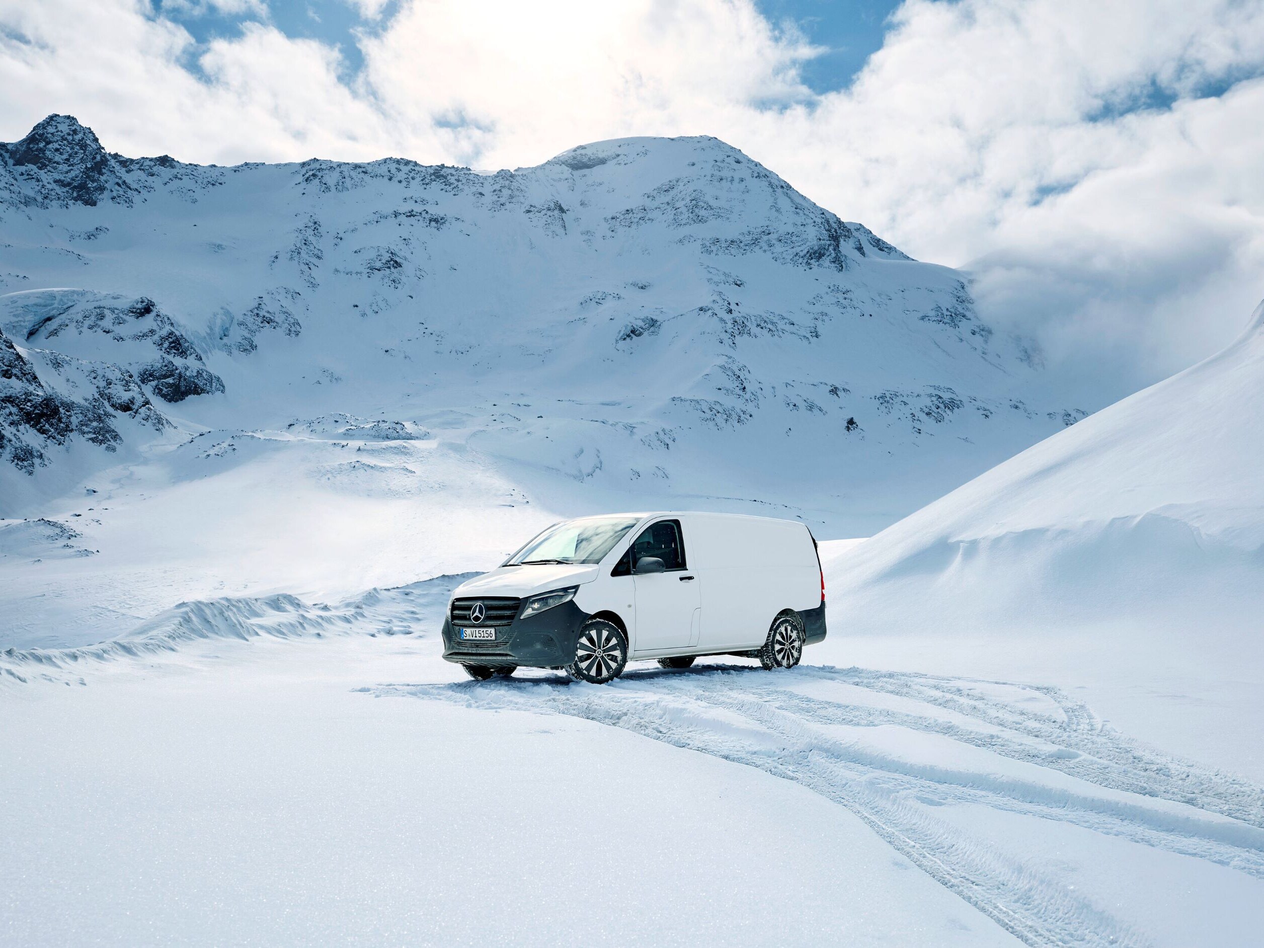 De achterzijde van de Vito Gesloten Bestelwagen met 4x4 badge.