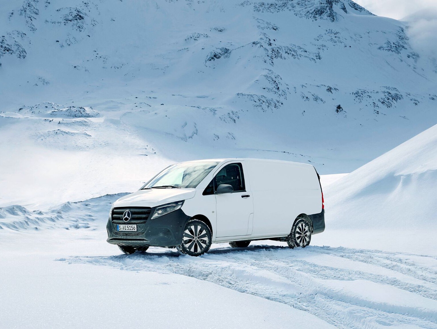 L'arrière du Vito fourgon avec la plaquette 4x4.