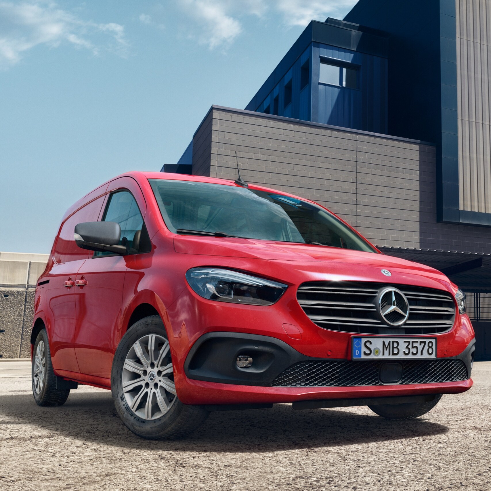 De Mercedes-Benz eCitan als Tourer en Gesloten Bestelwagen staan voor een industrieel ogend terrein.
