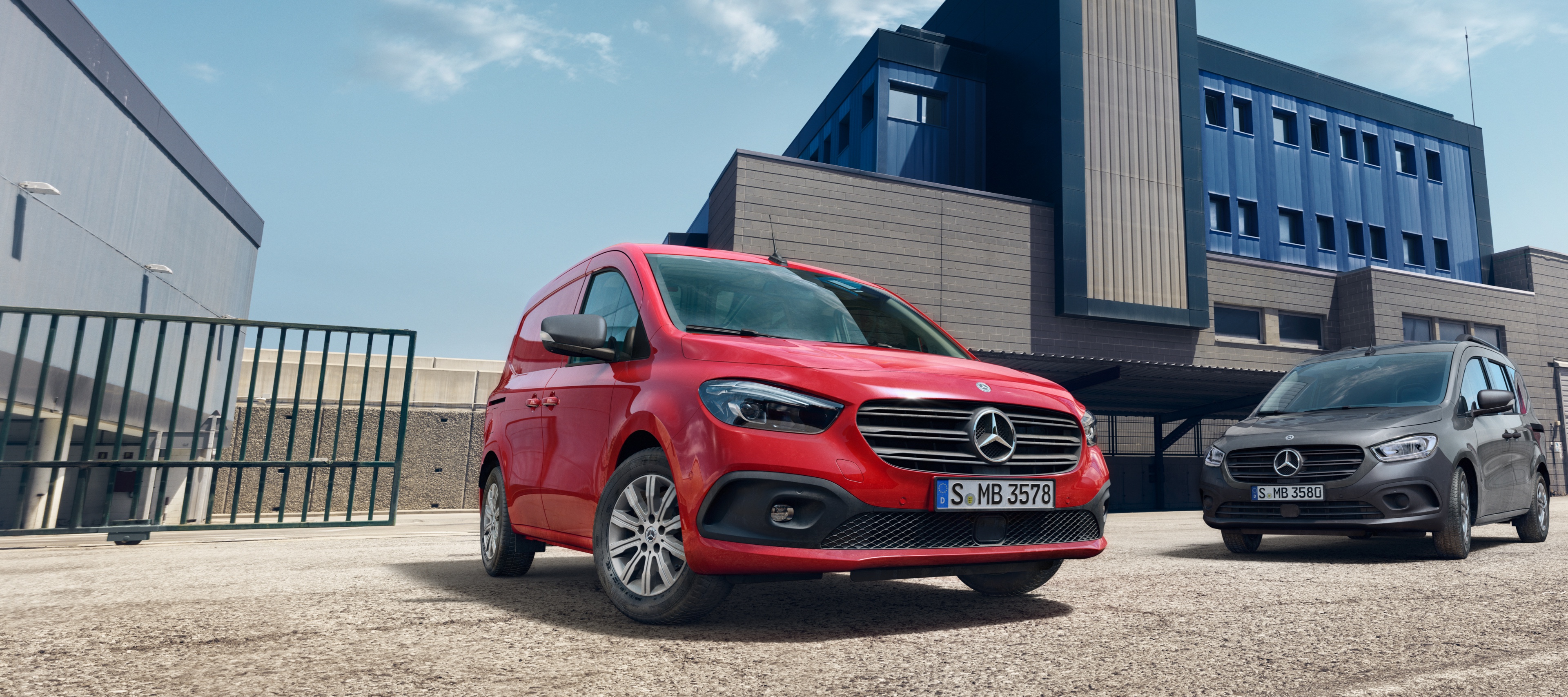 Citan | Mercedes-Benz Bestelwagens De Mercedes-Benz eCitan als Tourer en Gesloten Bestelwagen staan voor een industrieel ogend terrein.