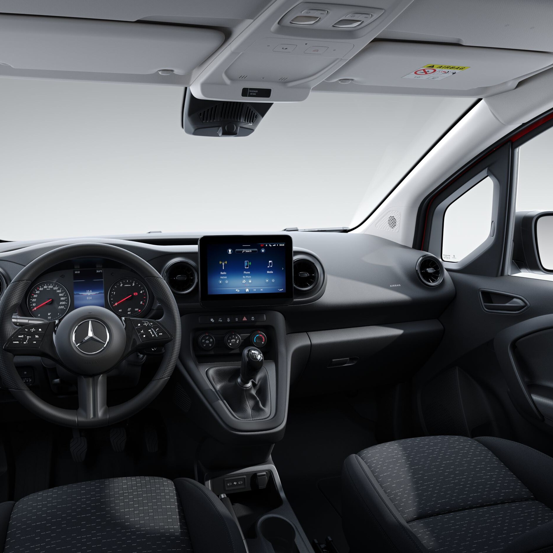 Een mensenhand bedient het touchscreen van het MBUX multimediasysteem in de Mercedes-Benz Citan.