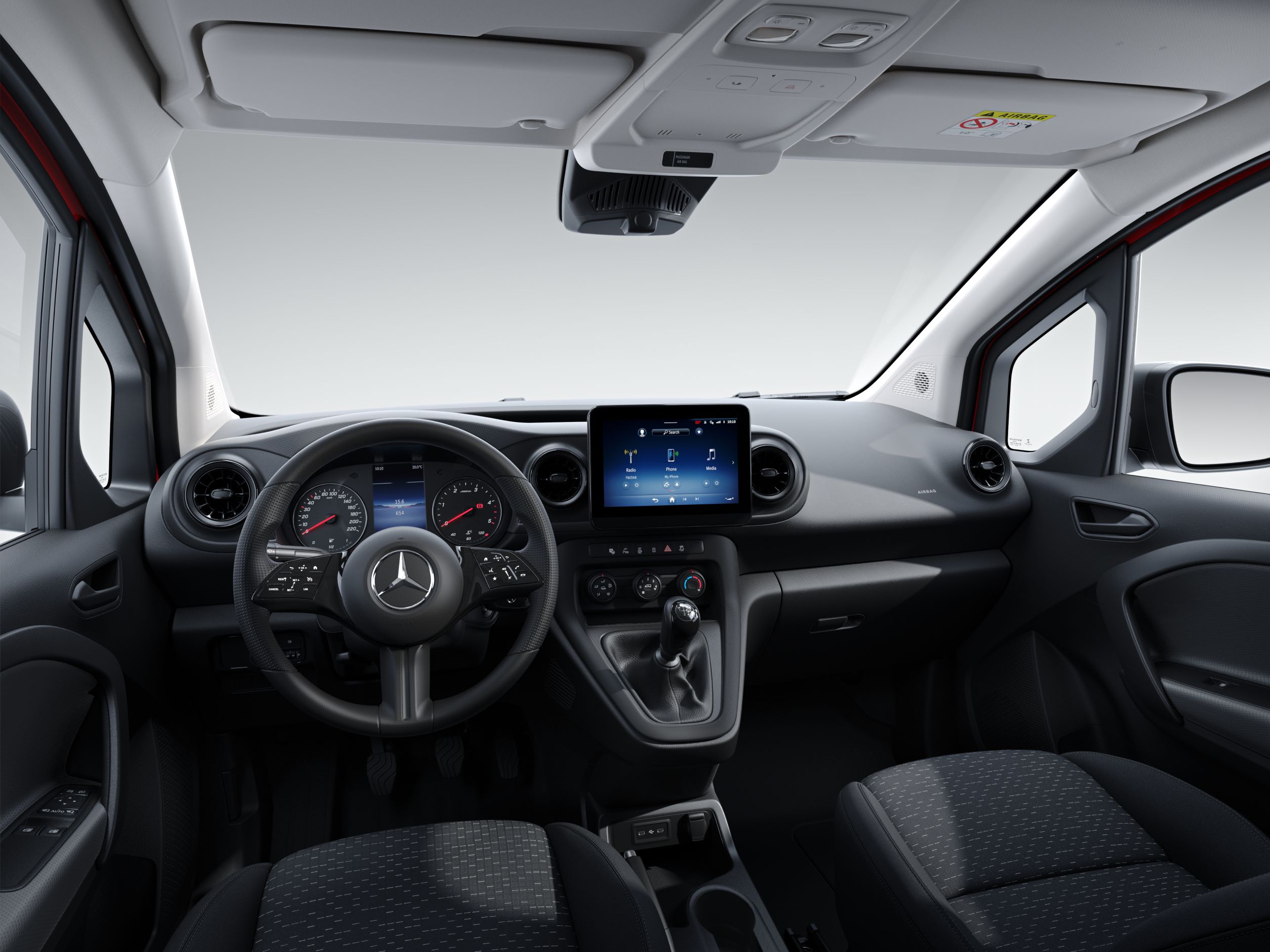 Citan functionaliteit | Mercedes-Benz Bestelwagens Een mensenhand bedient het touchscreen van het MBUX multimediasysteem in de Mercedes-Benz Citan.