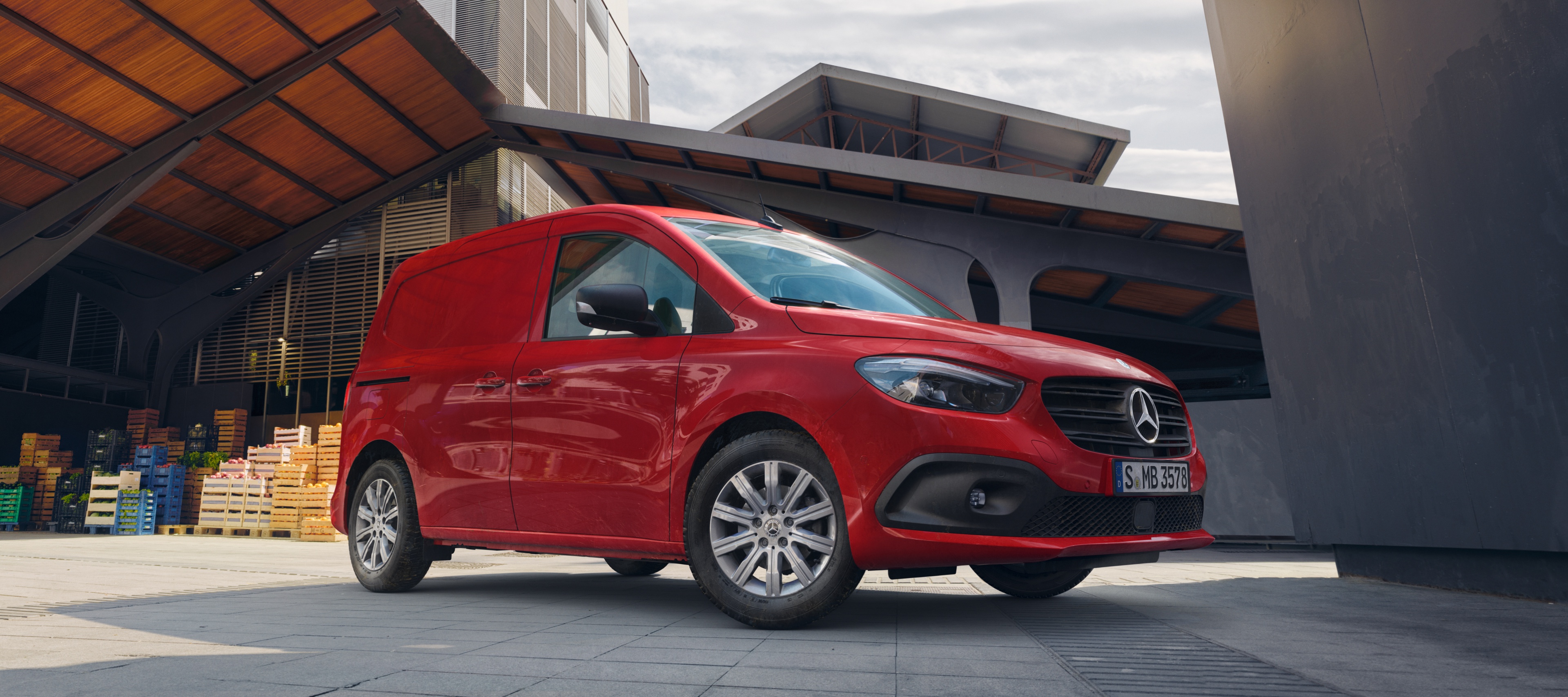 Citan Gesloten Bestelwagen | Mercedes-Benz bestelwagens De Citan Gesloten Bestelwagen, een bestelwagen van Mercedes-Benz, is voor een logistiek terrein te zien.