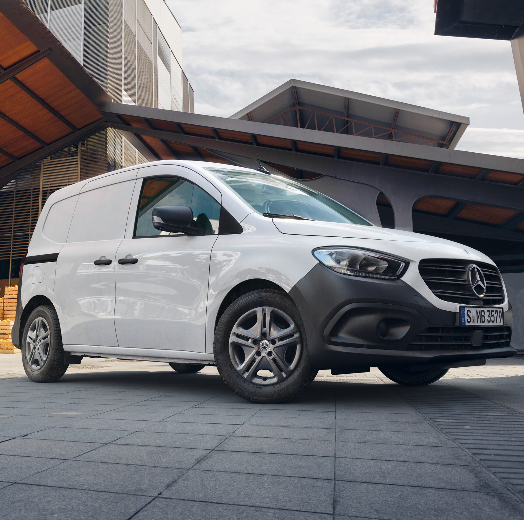 Mercedes-Benz Citan Gesloten Bestelwagen in de stad voor een huismuur.