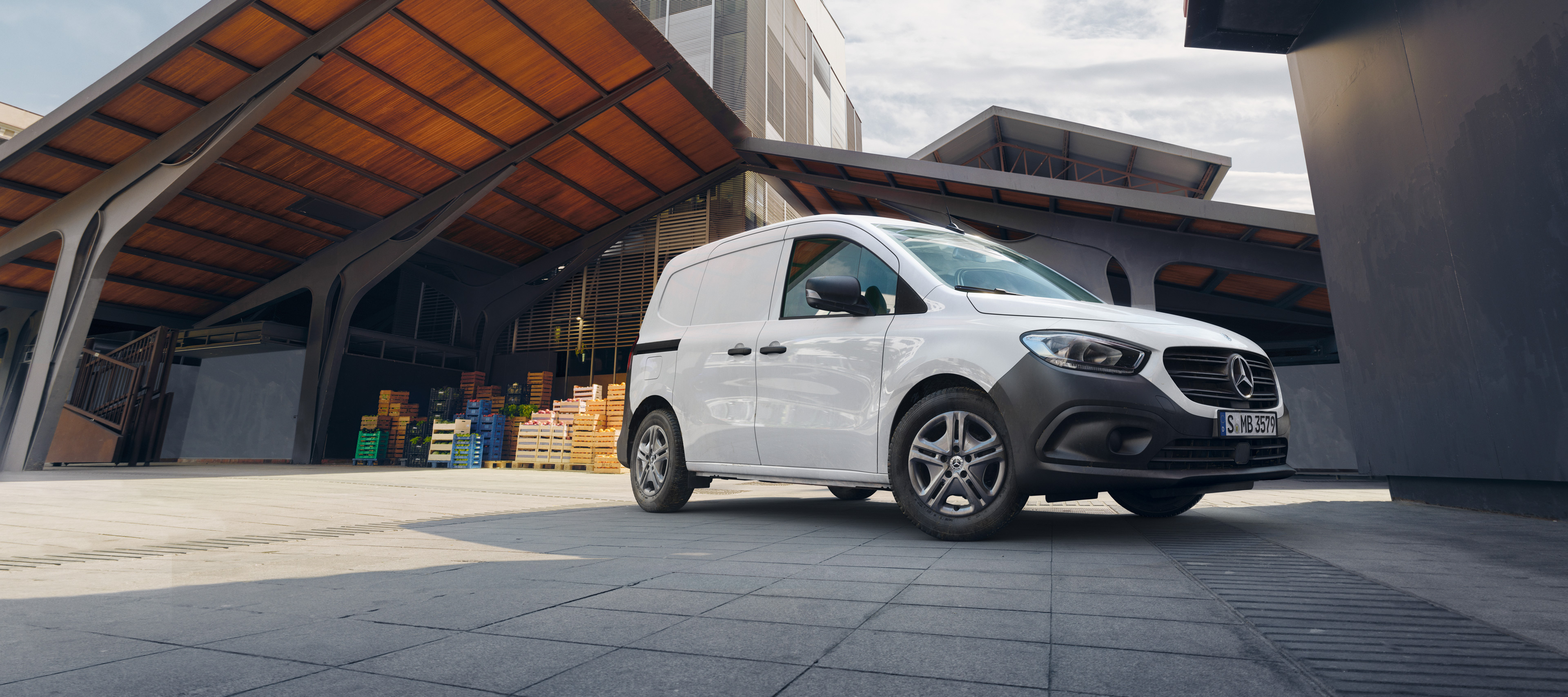 Leasing et financement | Citan fourgon | Mercedes-Benz Le Mercedes-Benz Citan fourgon en ville devant le mur d'une maison.