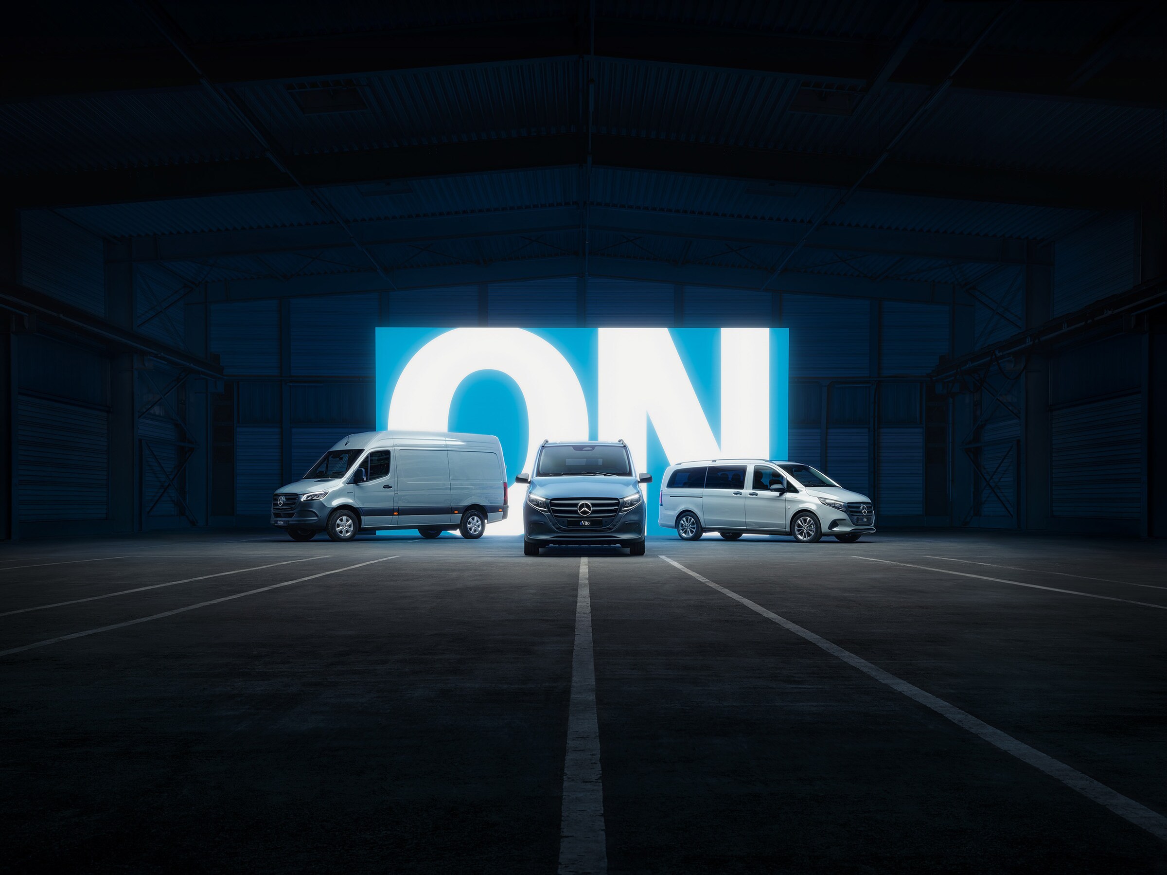 Het assortiment elektrische bestelwagens van Mercedes‑Benz, met de eSprinter en de eVito, in een verlichte showroom.