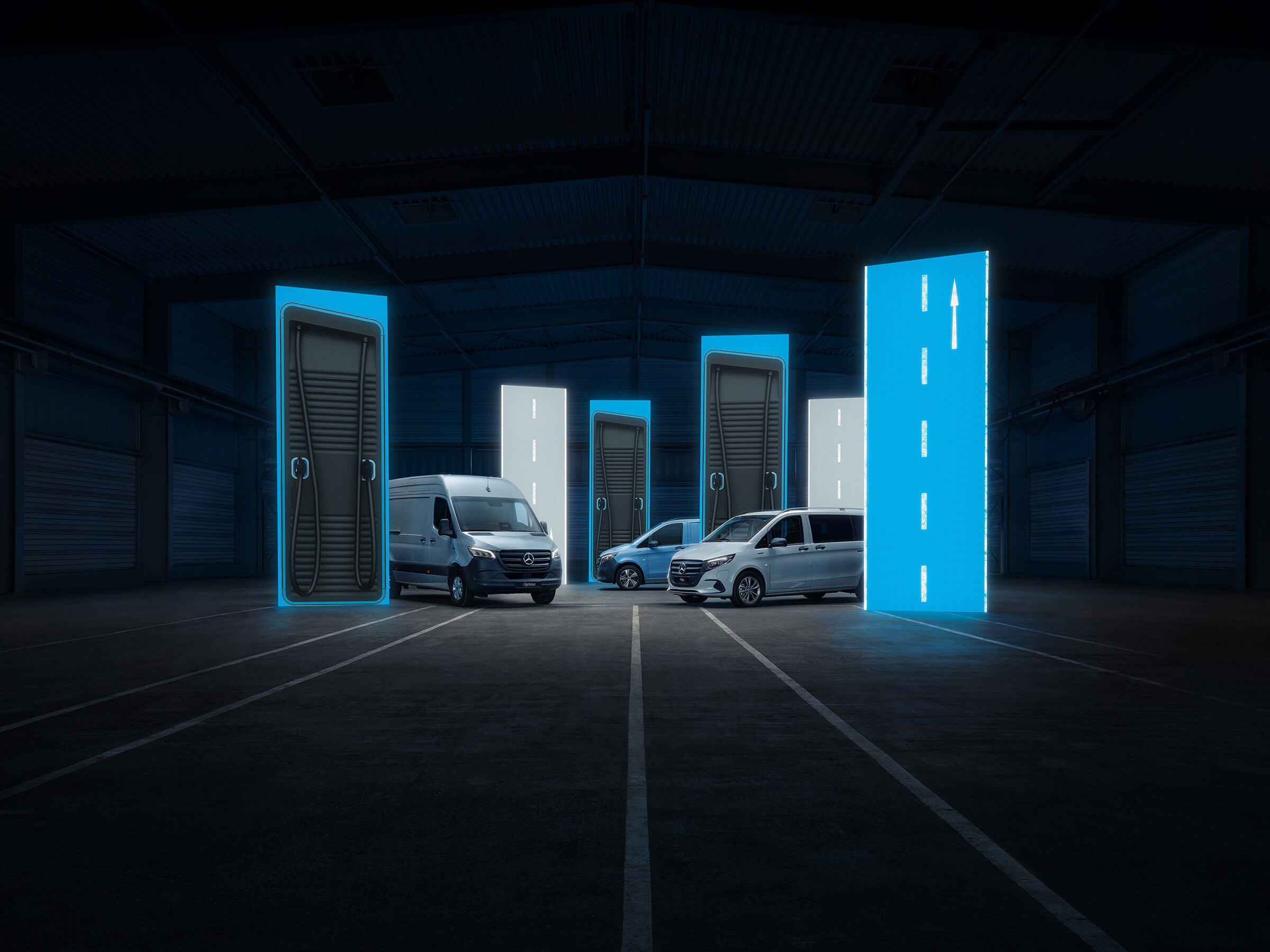Elektrische bedrijfsvoertuigen van Mercedes-Benz met slimme oplaadoplossingen in een hightech logistieke omgeving.
