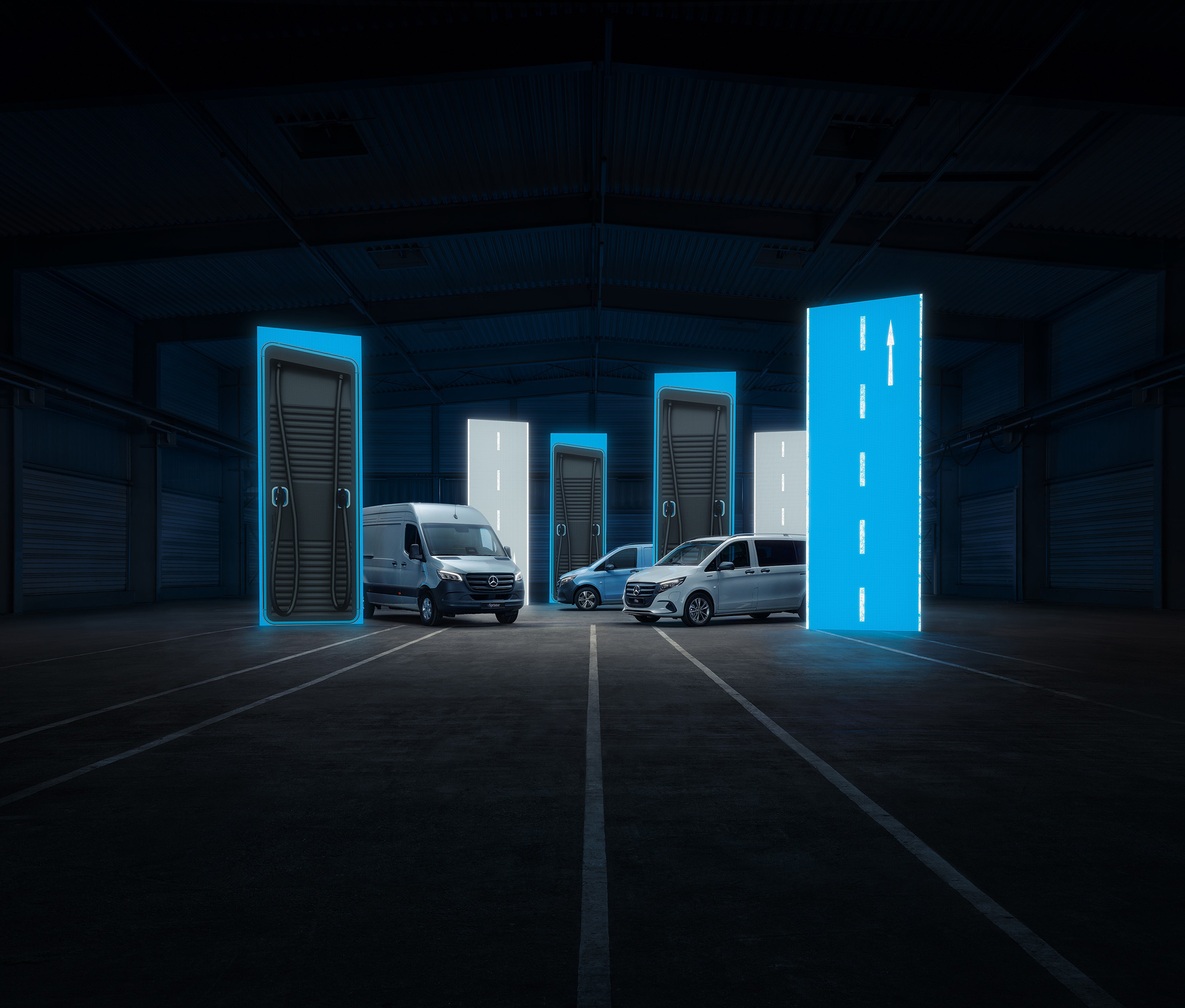 Solutions de charge | Modèles électriques | Mercedes-Benz Des utilitaires légers électriques Mercedes-Benz équipés de solutions de recharge intelligentes dans un environnement logistique high-tech.