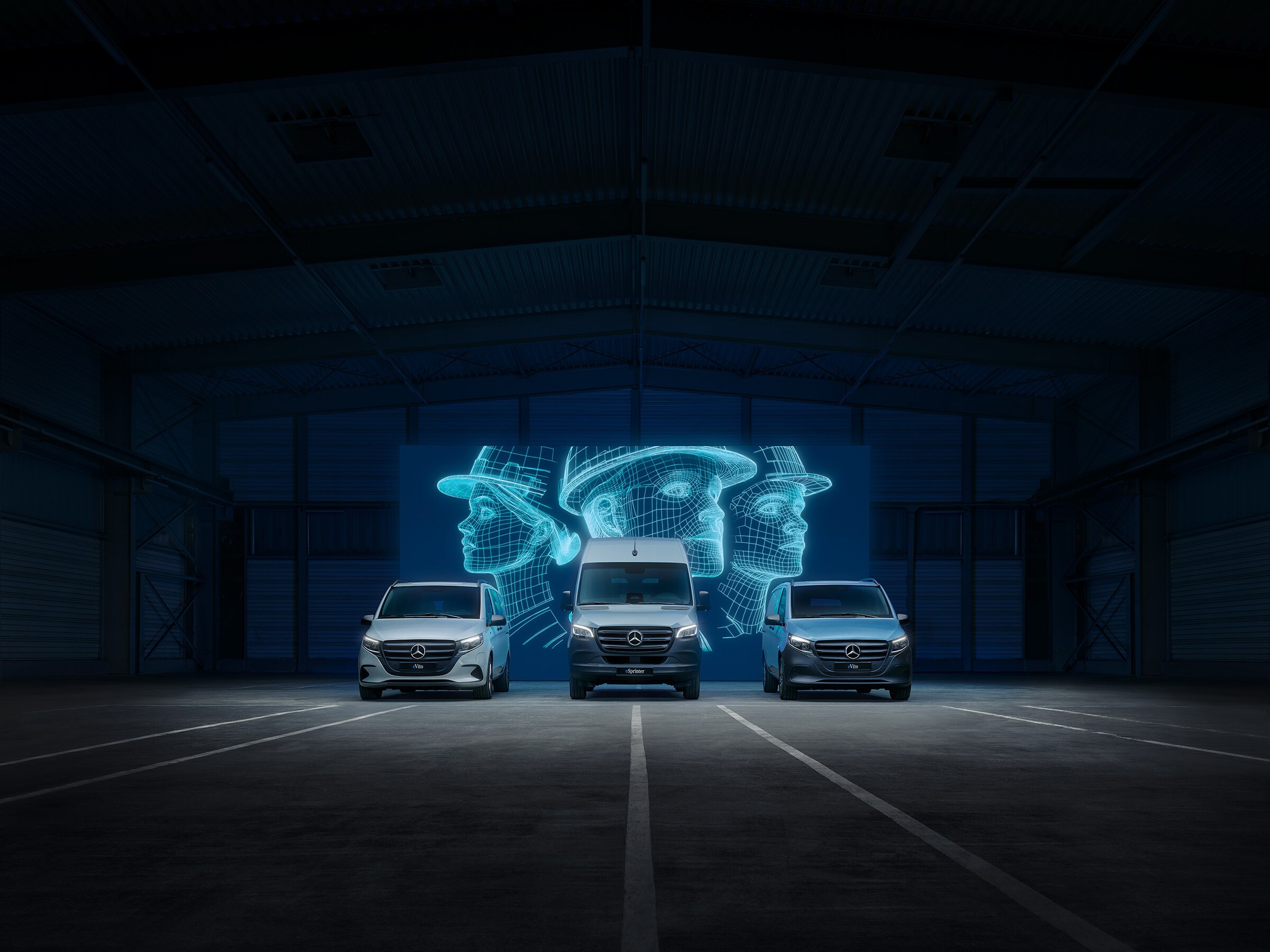 Elektrische bedrijfsvoertuigen van Mercedes-Benz met digitale connectiviteit in een moderne magazijnomgeving.