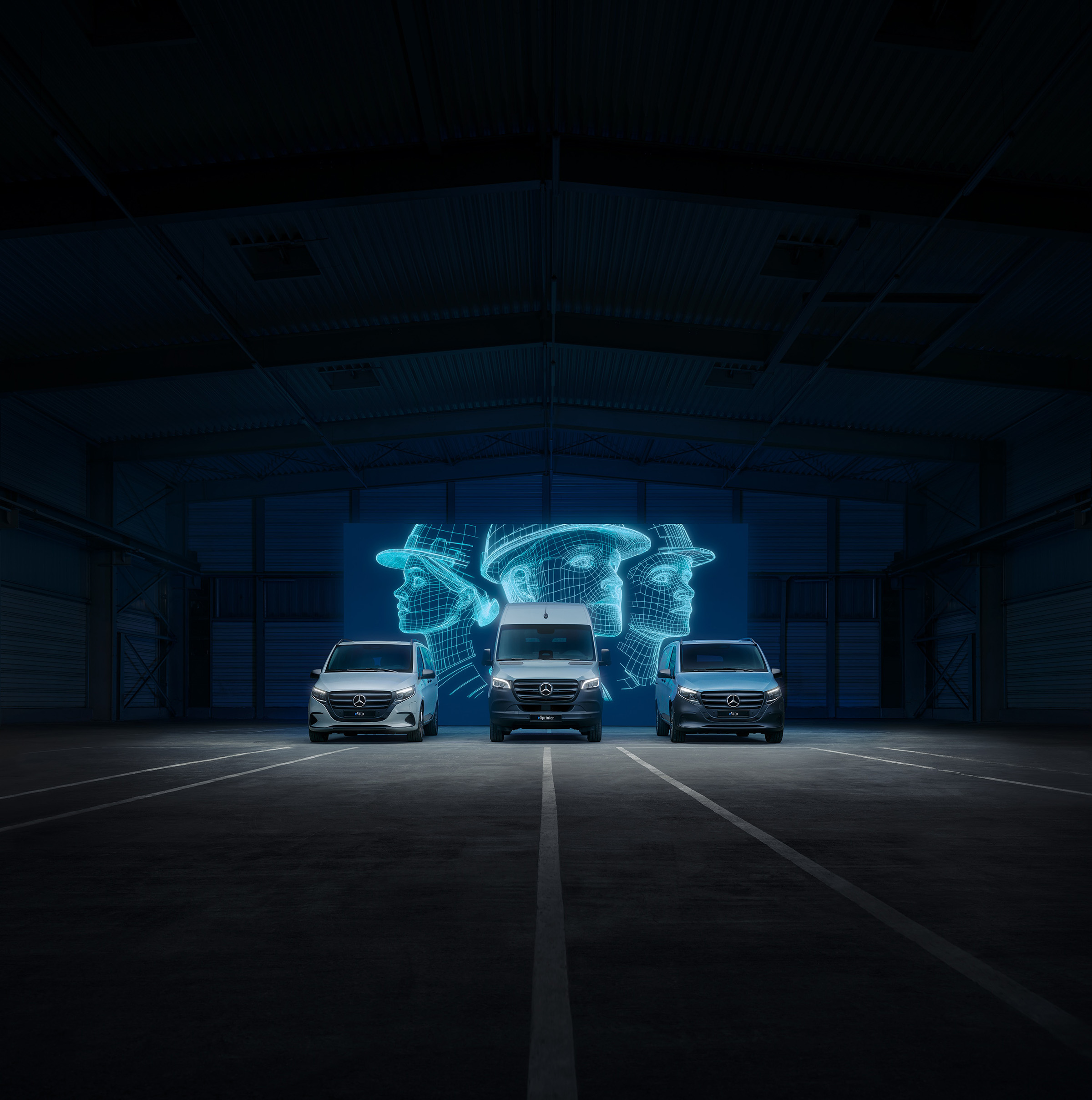 Elektrisch rijden | Elektrische modellen | Mercedes-Benz Elektrische bedrijfsvoertuigen van Mercedes-Benz met digitale connectiviteit in een moderne magazijnomgeving.