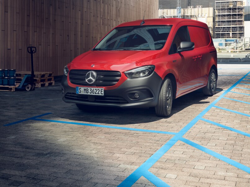 De Mercedes-Benz eCitan Gesloten Bestelwagen staat geparkeerd op een binnenplaats.