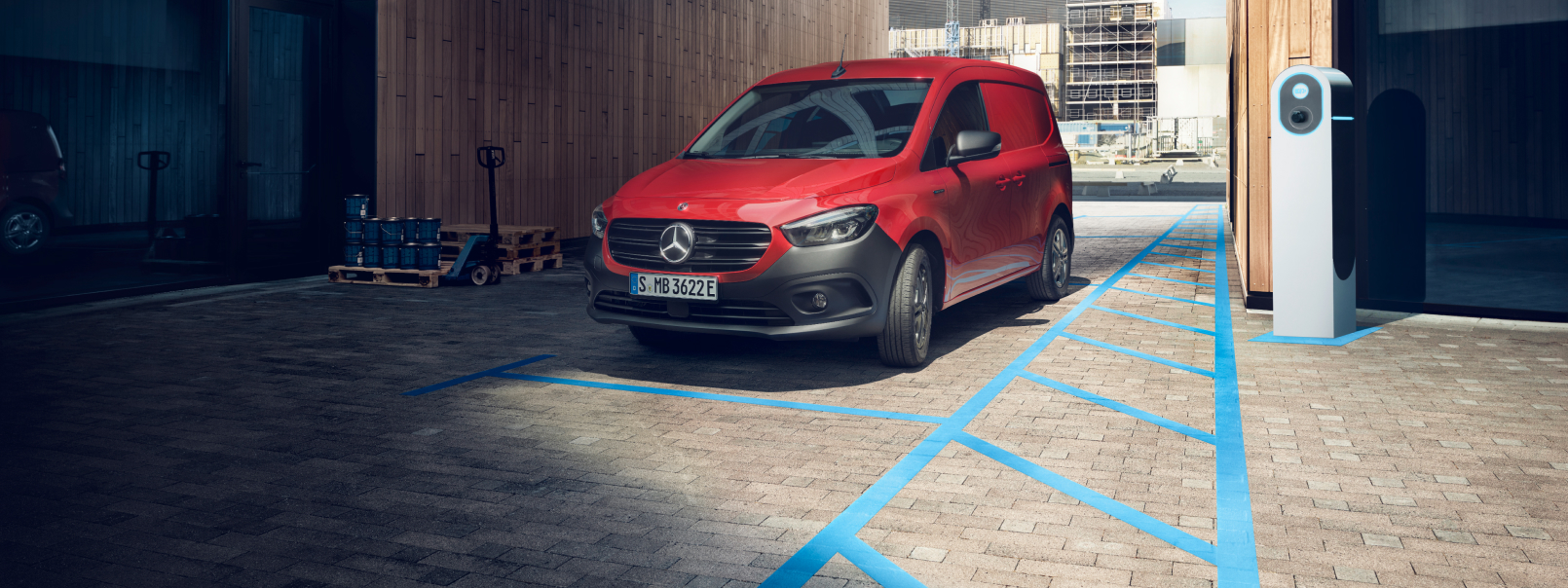 Modeloverzicht | eCitan Gesloten Bestelwagen | Mercedes-Benz De Mercedes-Benz eCitan Gesloten Bestelwagen staat geparkeerd op een binnenplaats.