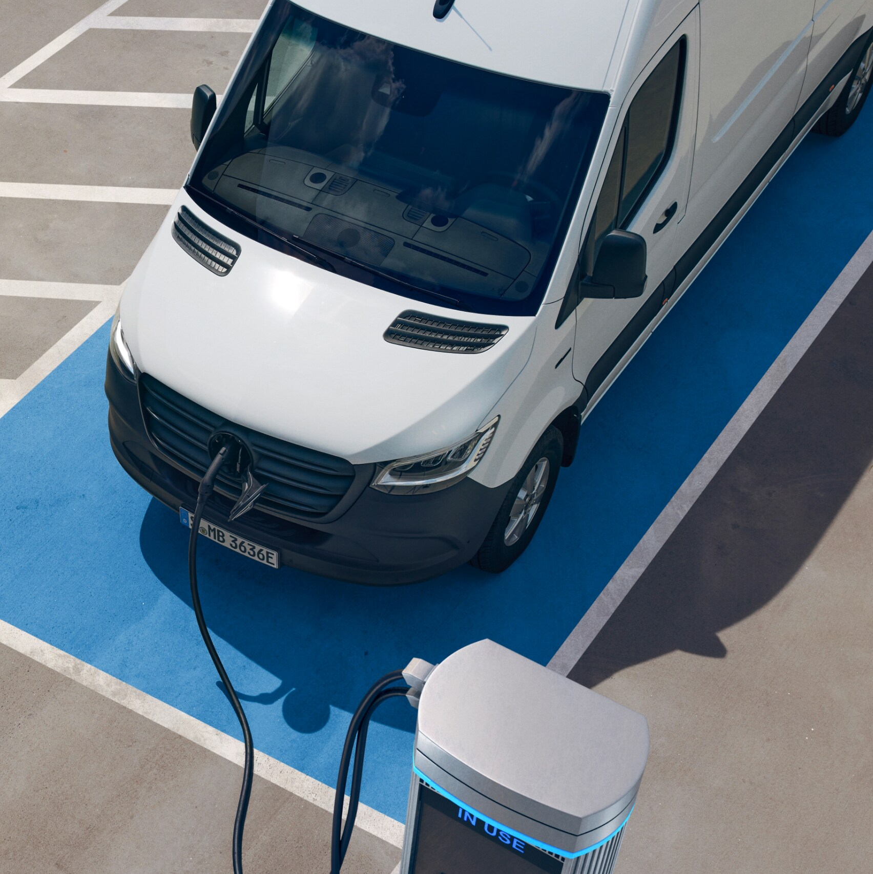 De Mercedes-Benz eSprinter Gesloten Bestelwagen bij een laadpunt.