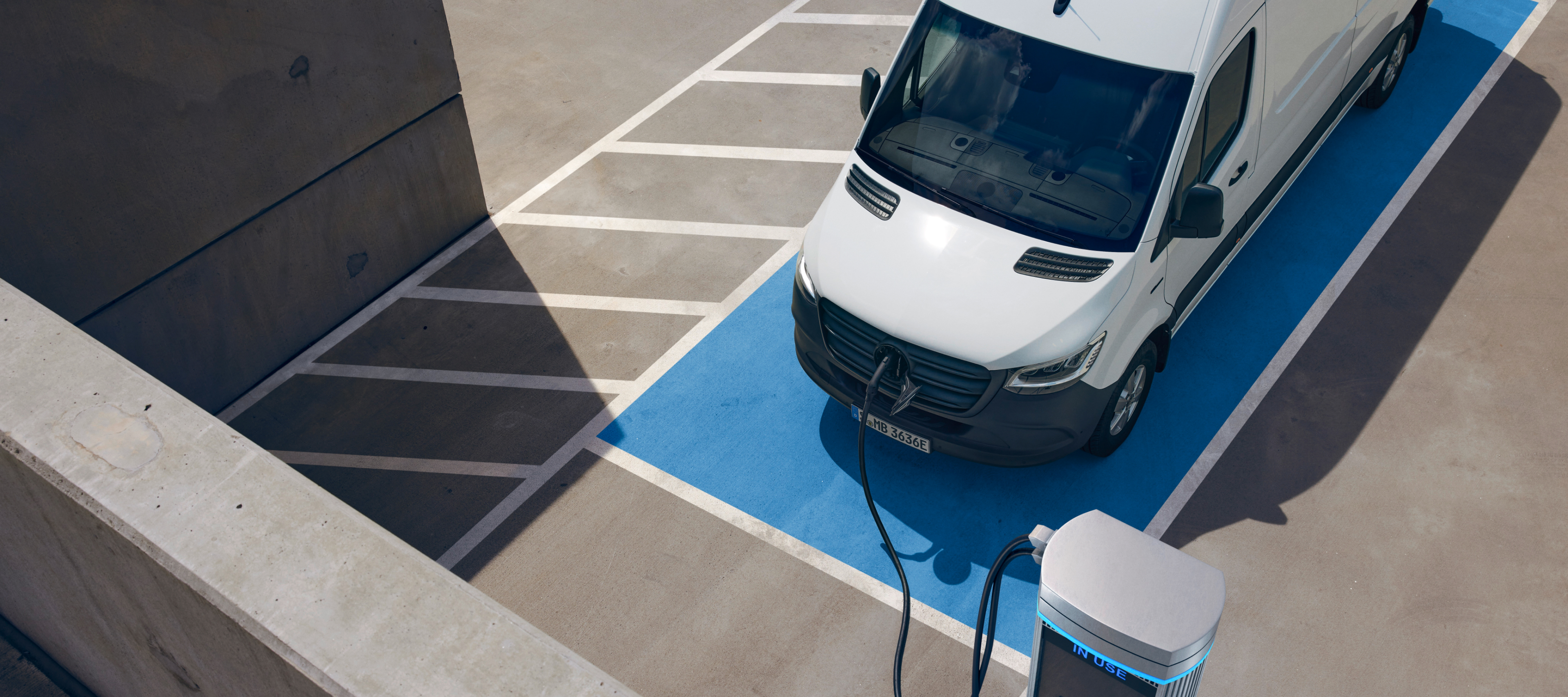 Modelvergelijking | eSprinter Gesloten Bestelwagen | Mercedes-Benz De Mercedes-Benz eSprinter Gesloten Bestelwagen bij een laadpunt.