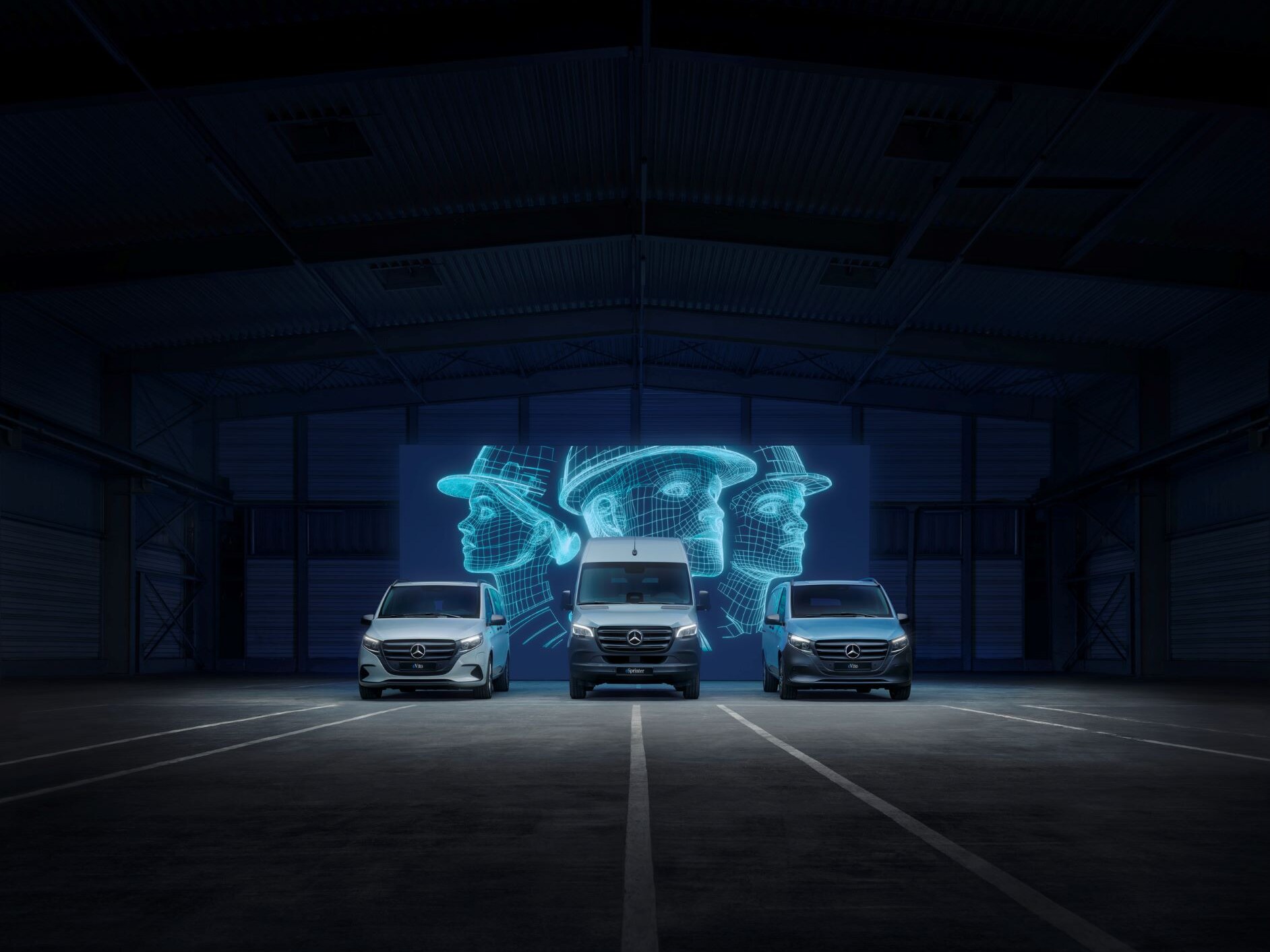 De Mercedes-Benz eVito Gesloten Bestelwagen wordt opgeladen bij een laadpunt.