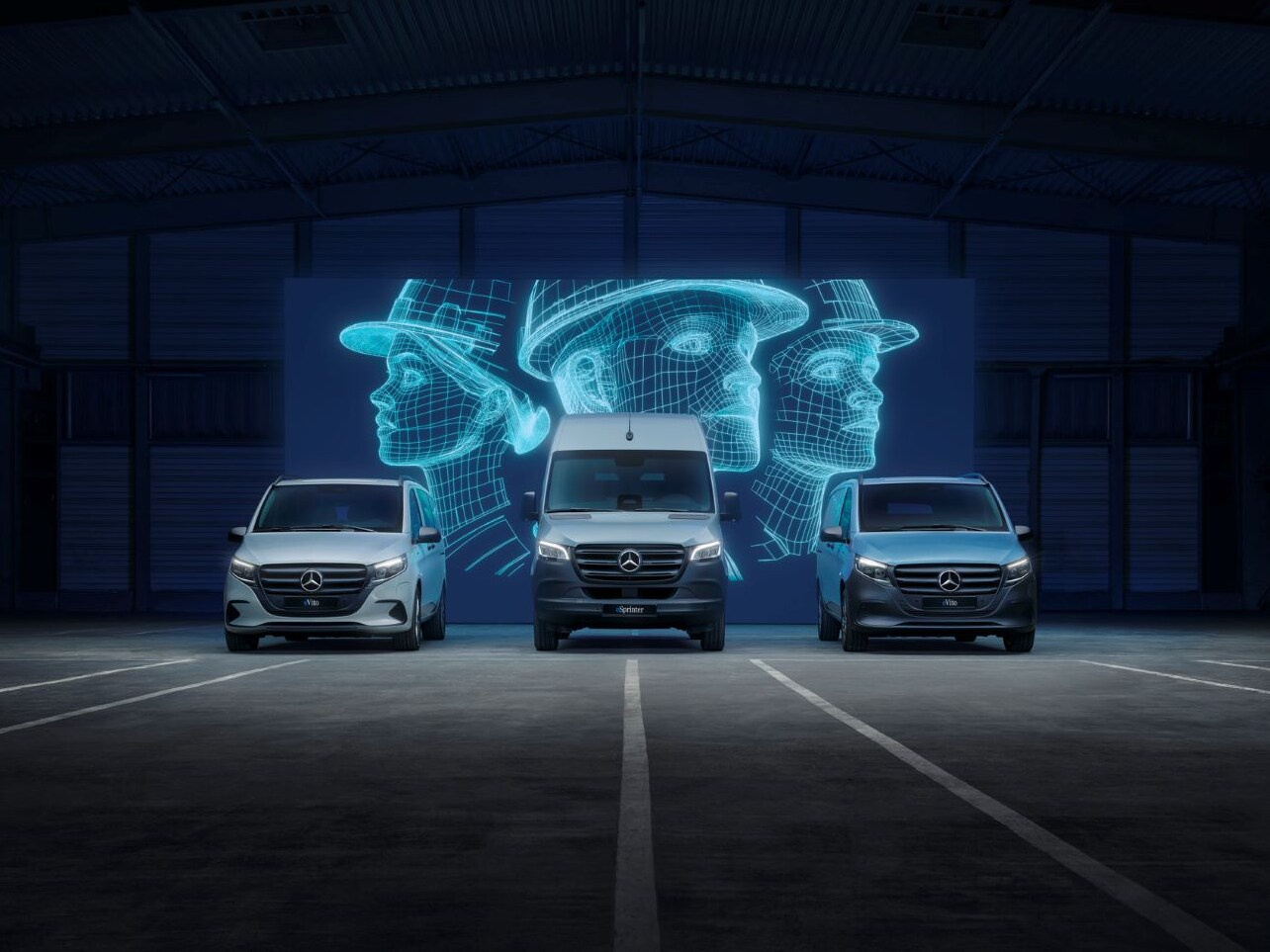 De Mercedes-Benz eVito Gesloten Bestelwagen wordt opgeladen bij een laadpunt.