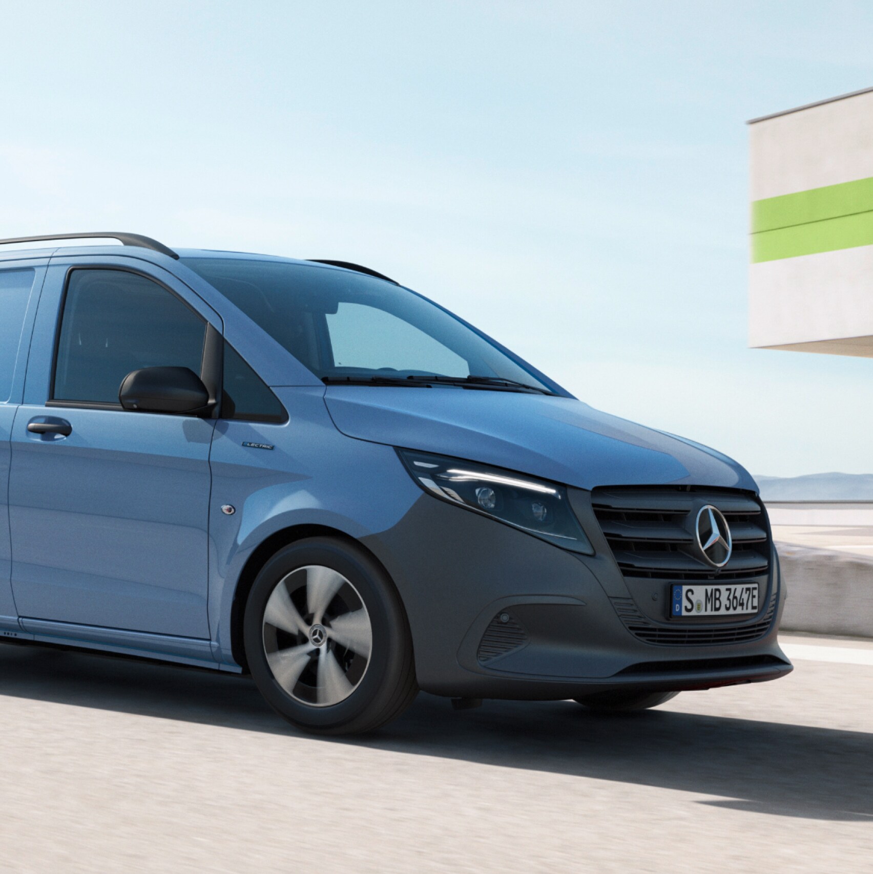 Le Mercedes-Benz eVito Fourgon sur le toit d'un parking couvert.