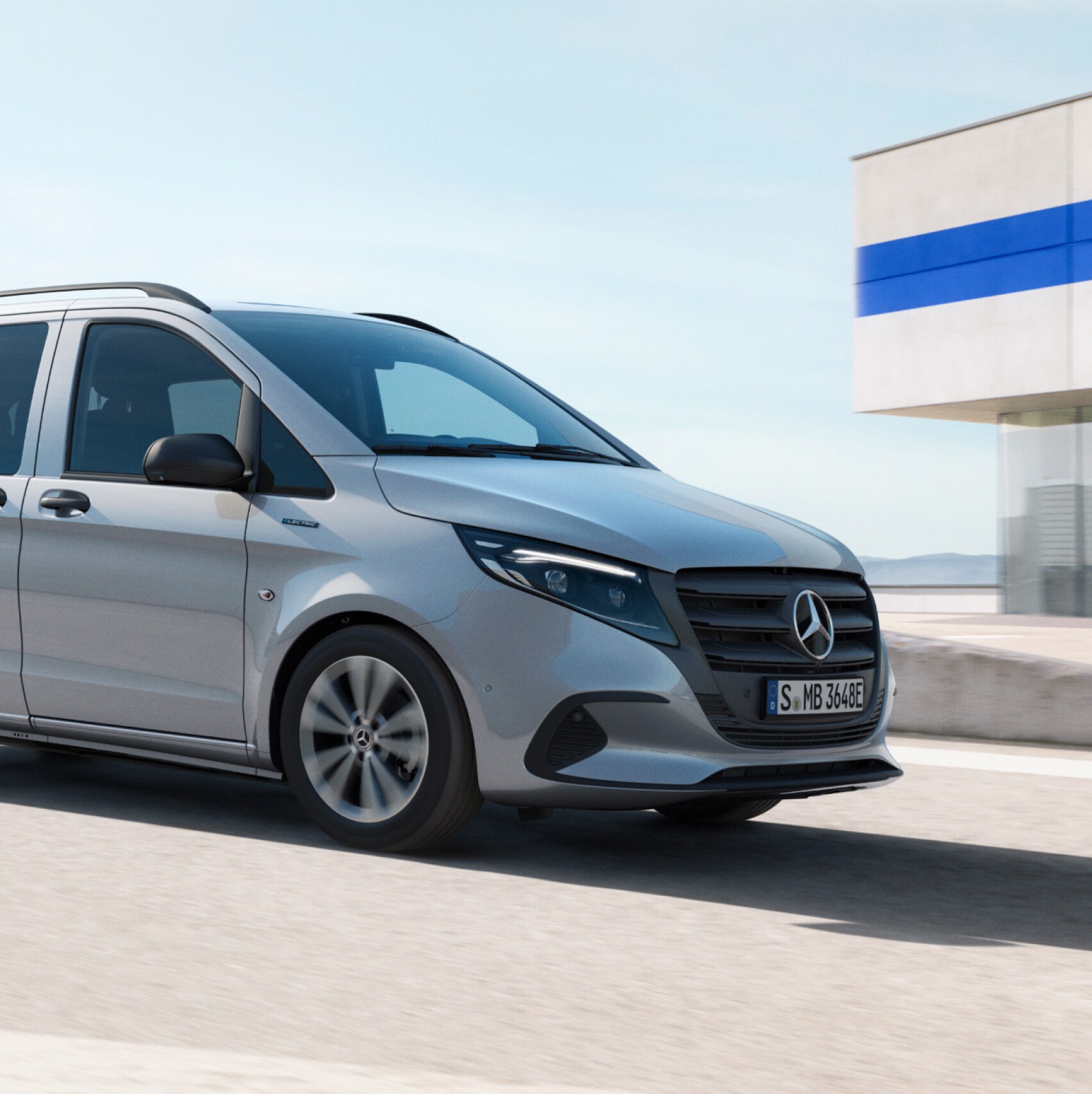 De Mercedes-Benz eVito Tourer op het dak van een meerlaagse parkeergarage.