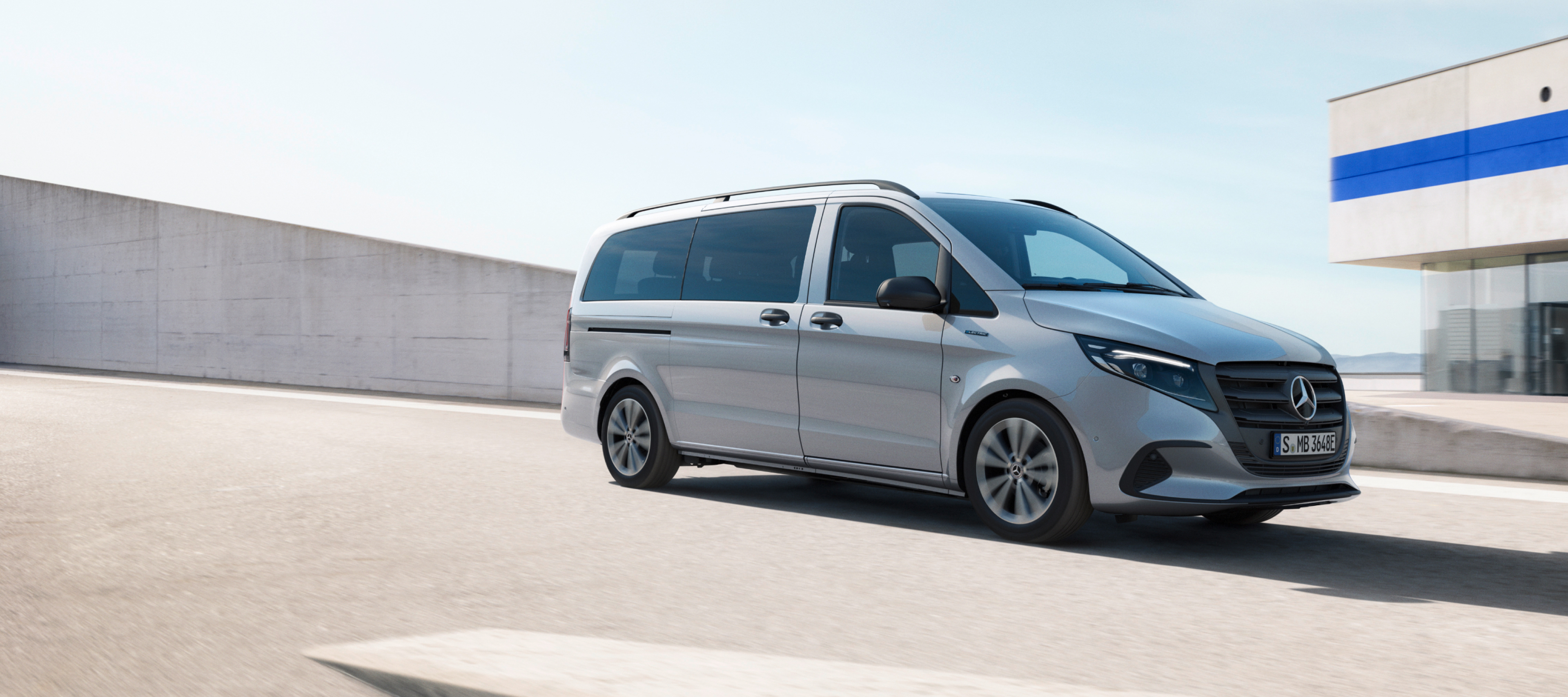 Modelvergelijking | eVito Tourer | Mercedes-Benz De Mercedes-Benz eVito Tourer op het dak van een meerlaagse parkeergarage.