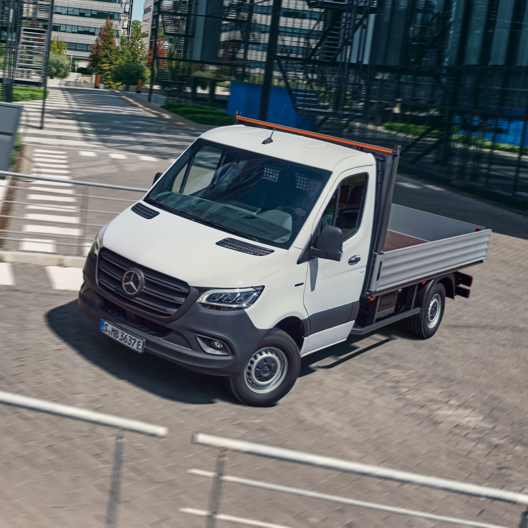 Le Mercedes-Benz eSprinter châssis-cabine en tant que véhicule à plateau sur la route.