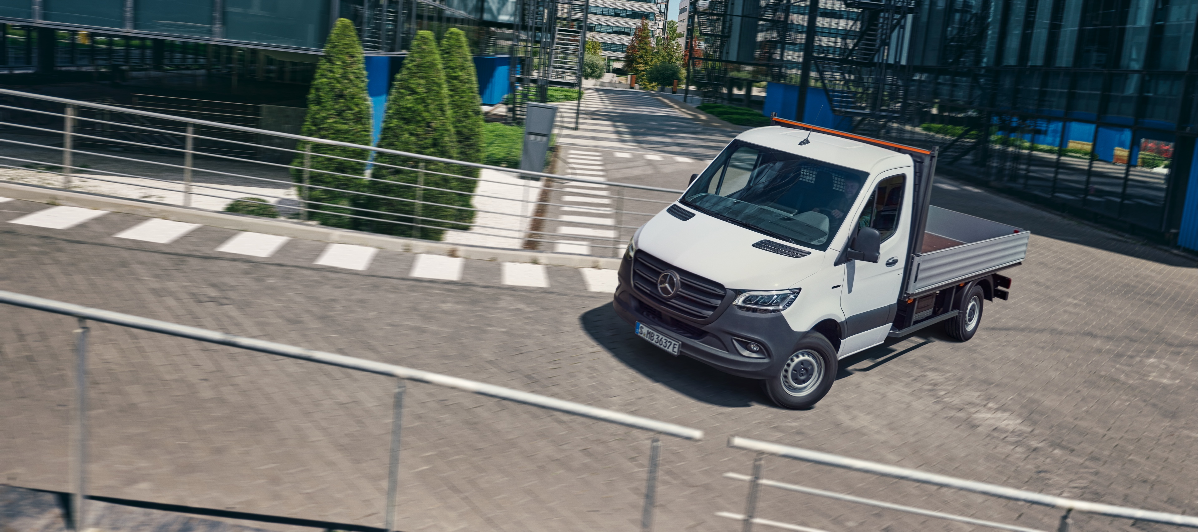 eSprinter châssis-cabine | Mercedes-Benz Le Mercedes-Benz eSprinter châssis-cabine en tant que véhicule à plateau sur la route.