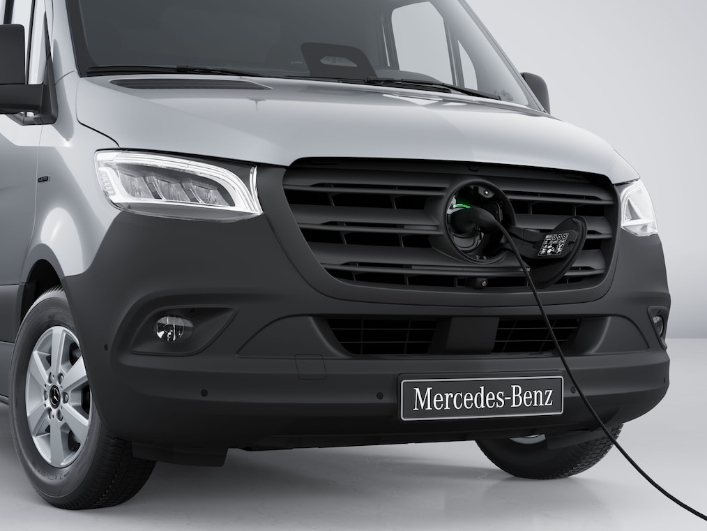 La prise de charge sur la Mercedes-Benz eSprinter fourgon avec le câble de charge branché.