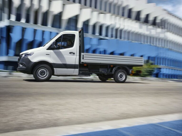 Le Mercedes-Benz eSprinter à plateau sur la route.