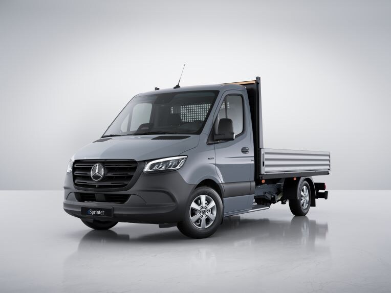 Le Mercedes-Benz eSprinter à plateau avec batterie haute tension de 56 kWh.