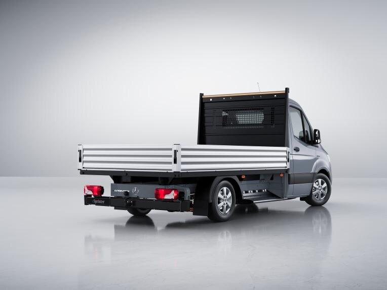 Le Mercedes-Benz eSprinter à plateau avec batterie haute tension de 81 kWh.