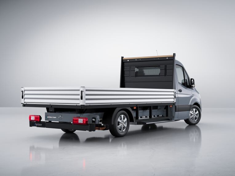 Le Mercedes-Benz eSprinter à plateau avec batterie haute tension de 113 kWh.