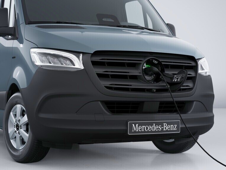 La prise de charge CCS sur le Mercedes-Benz eSprinter à plateau avec le câble de charge branché.