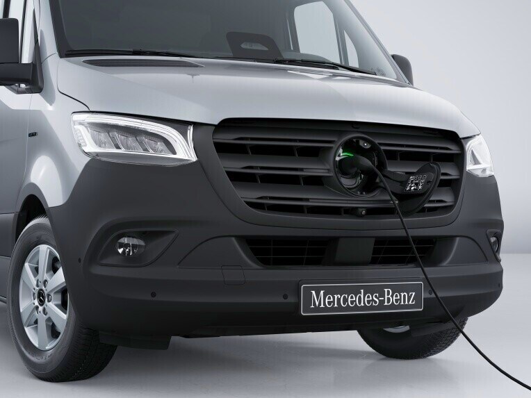La prise de charge CCS sur le Mercedes-Benz eSprinter à plateau avec le câble de charge branché.