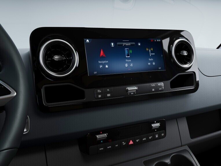 Le Mercedes-Benz eSprinter à plateau avec le système multimédia MBUX.