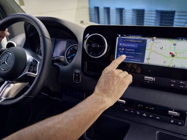 La navigation dans le système multimédia MBUX du Mercedes-Benz eSprinter à plateau.