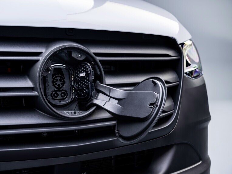 La prise de charge CCS ouverte sur le Mercedes-Benz eSprinter à plateau.