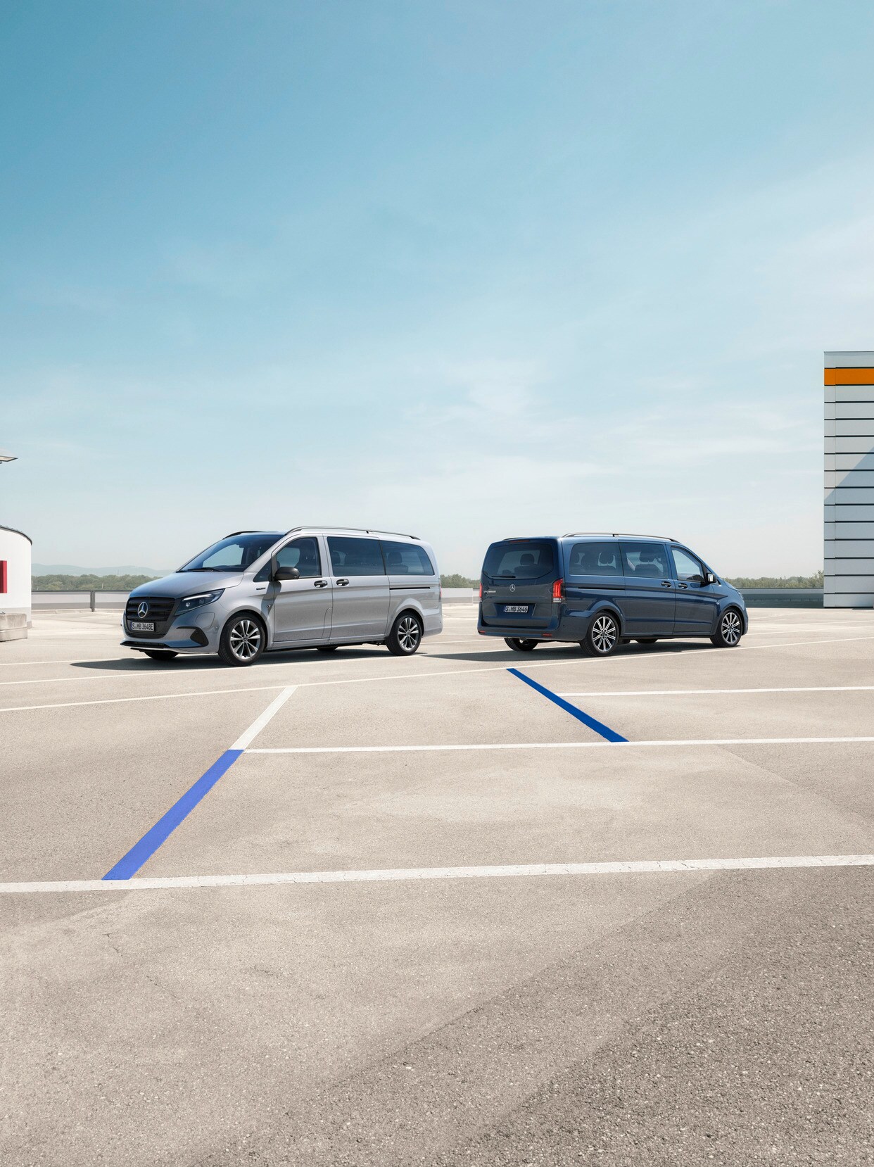 L’eVito Tourer et Vito Tourer sur une place de stationnement.