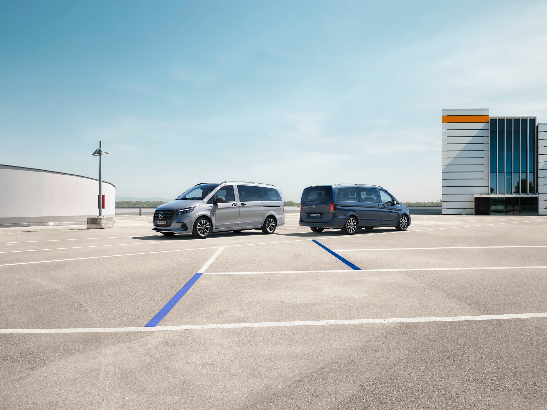 Le Vito Tourer et l'eVito Tourer stationnés dans un parking.