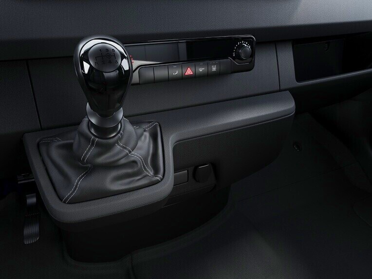 De versnellingshendel voor de handgeschakelde zesversnellingsbak in de Mercedes-Benz Sprinter Chassiscabine.