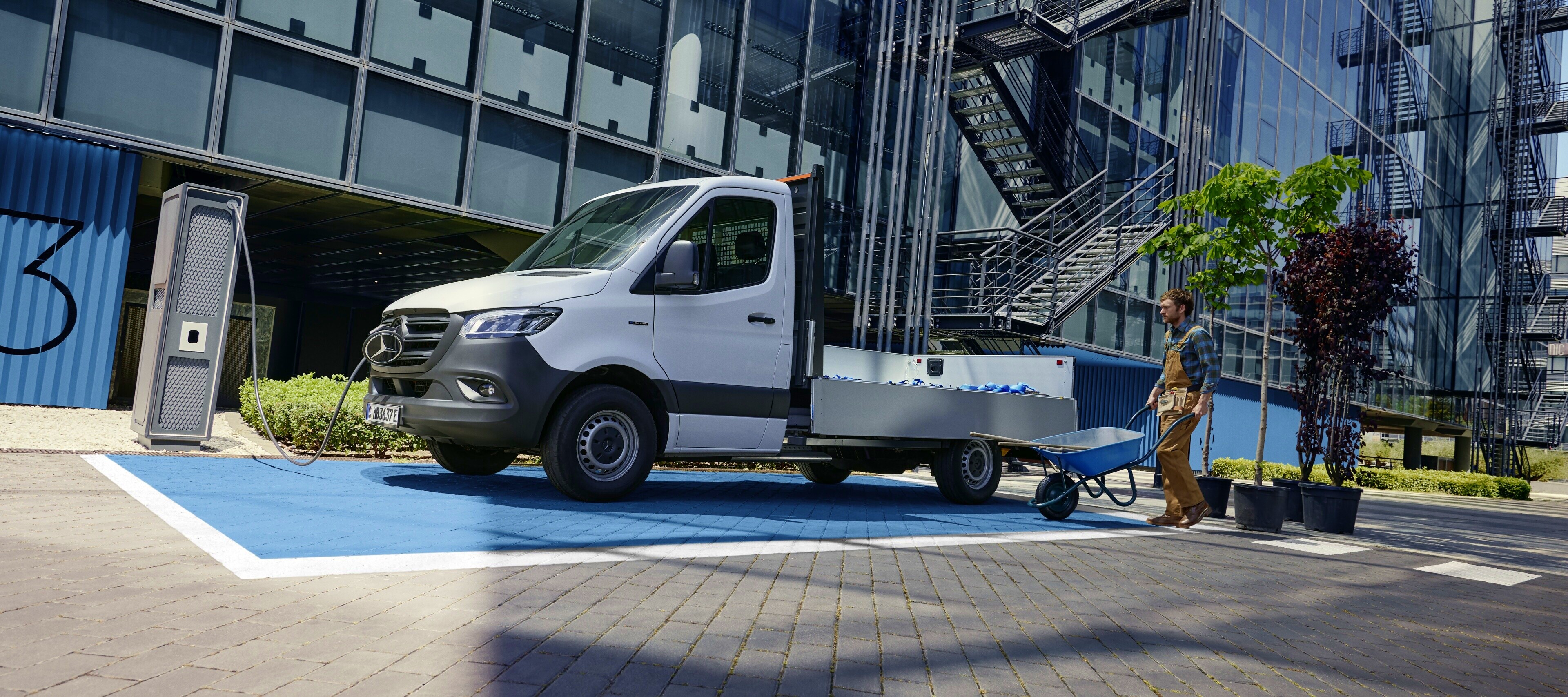 Alternatieve aandrijvingen | Sprinter Chassiscabine | Mercedes-Benz Het Mercedes-Benz eSprinter Chassiscabine aan het werk.