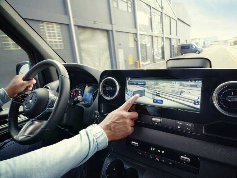 Navigatie in het MBUX multimediasysteem van de Mercedes-Benz Sprinter Chassiscabine.