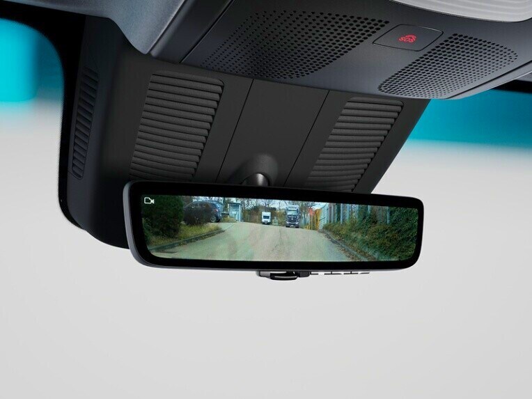 Het display in de binnenspiegel van de achteruitrijcamera in de Mercedes-Benz Sprinter Chassiscabine.