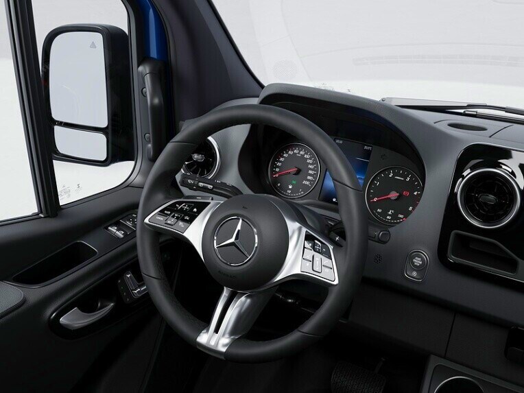 Het multifunctionele stuurwiel met aanraakbedieningspanelen voor de TEMPOMAT in de Mercedes-Benz Sprinter Chassiscabine.
